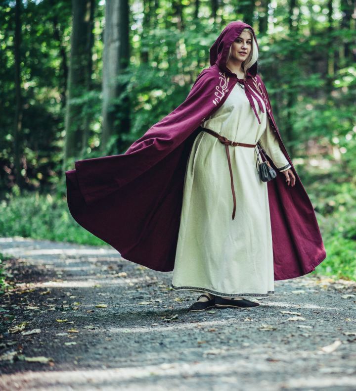 Hooded cape with bordeaux red embroidery 5