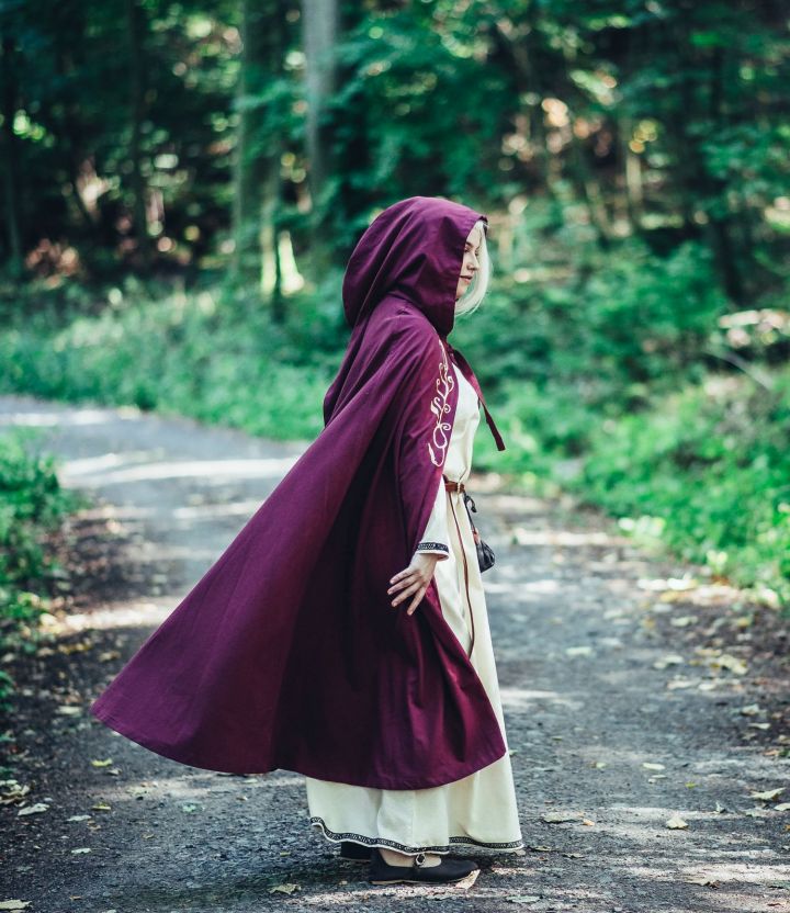 Hooded cape with bordeaux red embroidery 6