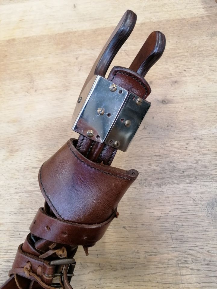 Back holder for LARP swords brown 7